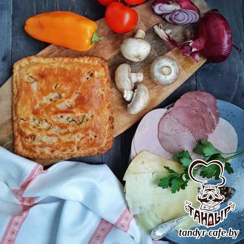 Тандыровский пирог с ветчиной, грибами и сыром на слоёном тесте