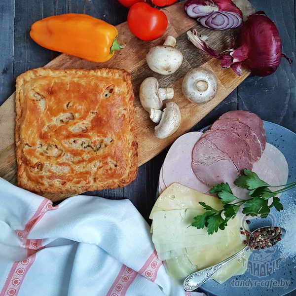 Тандыровский пирог с ветчиной, грибами и сыром на слоёном тесте