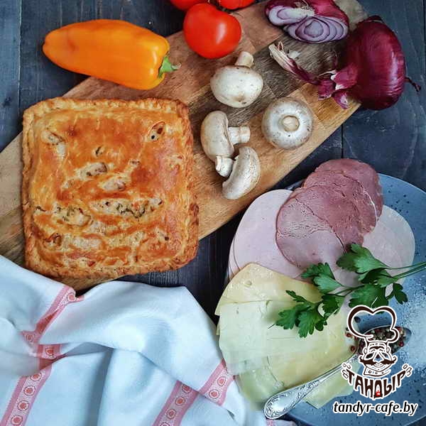 Тандыровский пирог с ветчиной, грибами и сыром на слоёном тесте