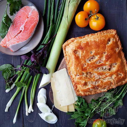 Пирог с лососем, луком пореем и сыром сулугуни