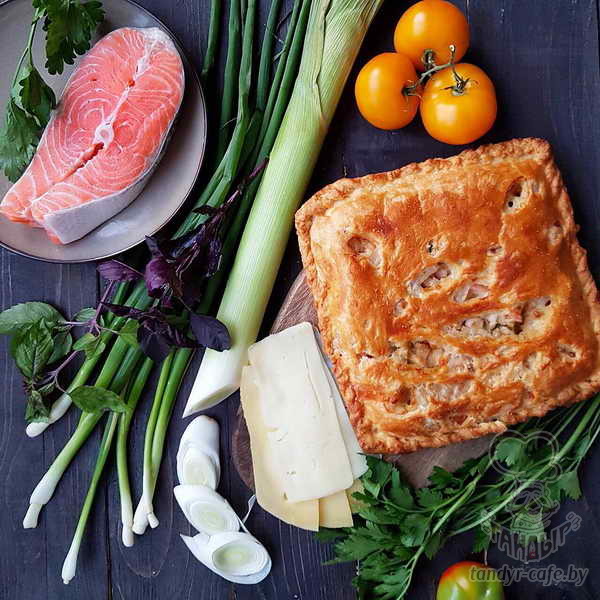 Пирог с лососем, луком пореем и сыром сулугуни на дрожжевом