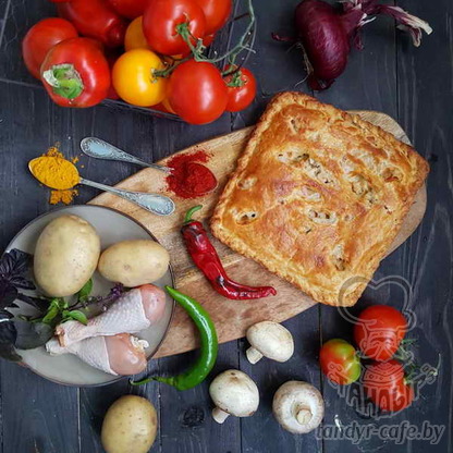 Тандыровский пирог с картофелем, курицей и грибами на слоёном тесте