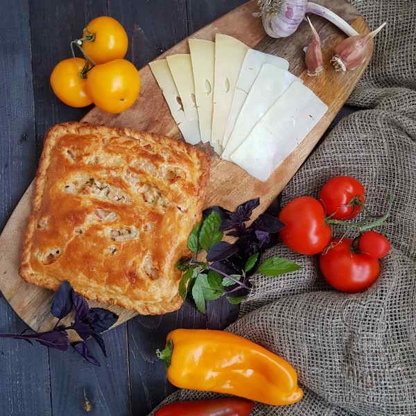 Тандыровский пирог с сыром на слоёном тесте