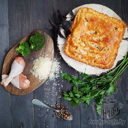 Пирог с курицей, брокколи и рисом на слоёном тесте