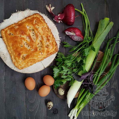 Тандыровский пирог с яйцом, зеленью и луком на слоёном тесте