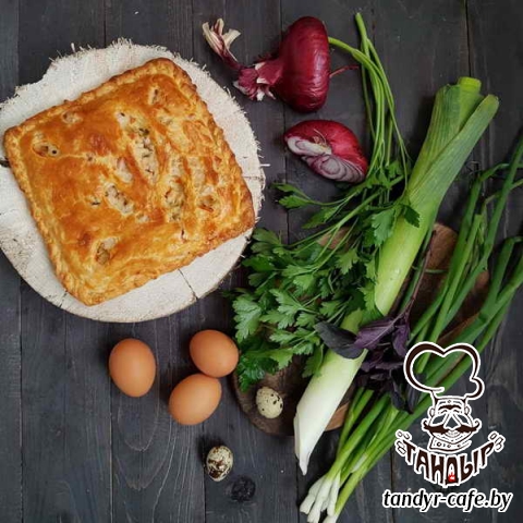 Тандыровский пирог с яйцом, зеленью и луком на слоёном тесте