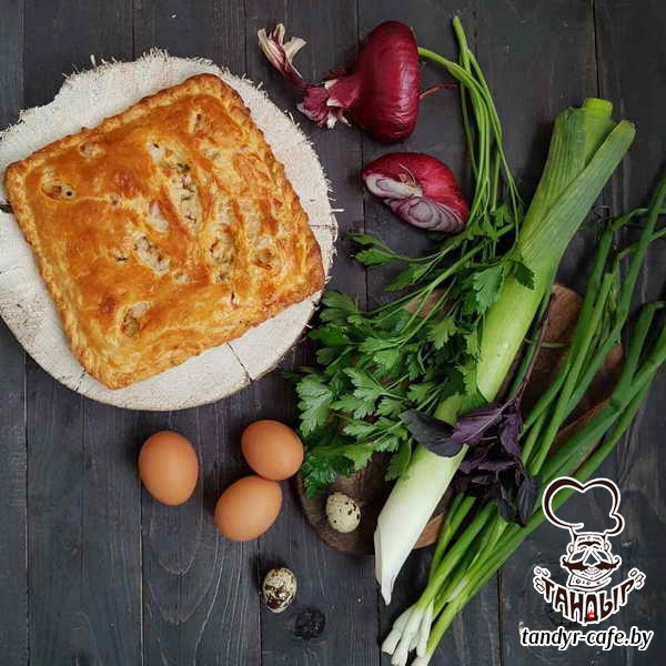 Тандыровский пирог с яйцом, зеленью и луком на слоёном тесте