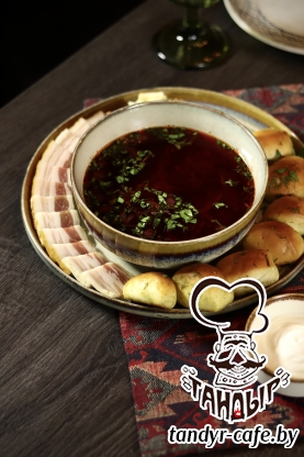 Борщ с мясом, домашним салом и чесночными пампушками