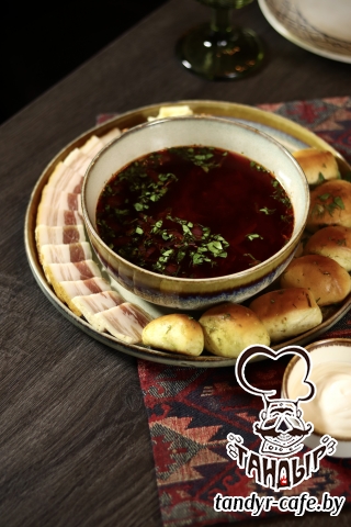Борщ с мясом, домашним салом и чесночными пампушками